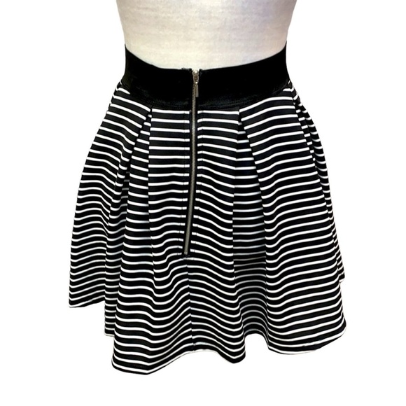Romeo & Juliet Couture Black & White Strip… - Picture 2 of 4